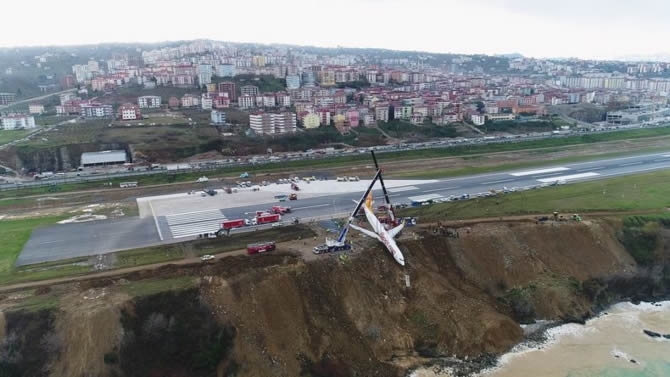 Pistten çıkan Pegasus uçağının enkazı kaldırıldı galerisi resim 1