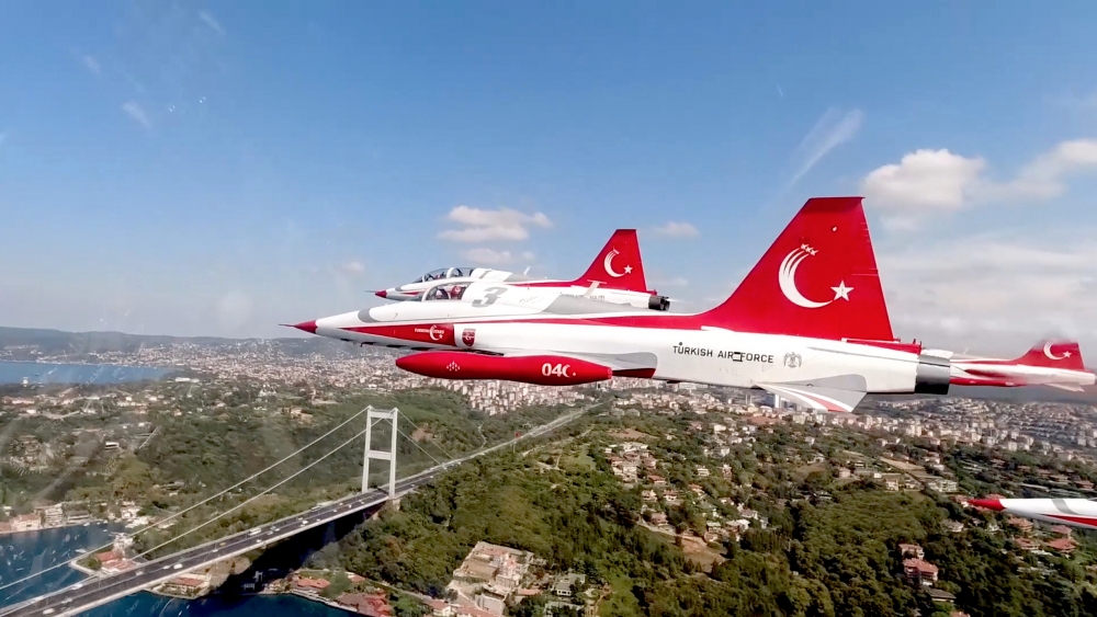 Türk Yıldızları'nın İstanbul'u selamlaması galerisi resim 1