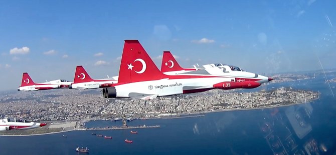 Türk Yıldızları'nın İstanbul'u selamlaması