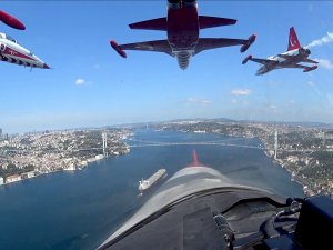 Türk Yıldızları'nın İstanbul'u selamlaması