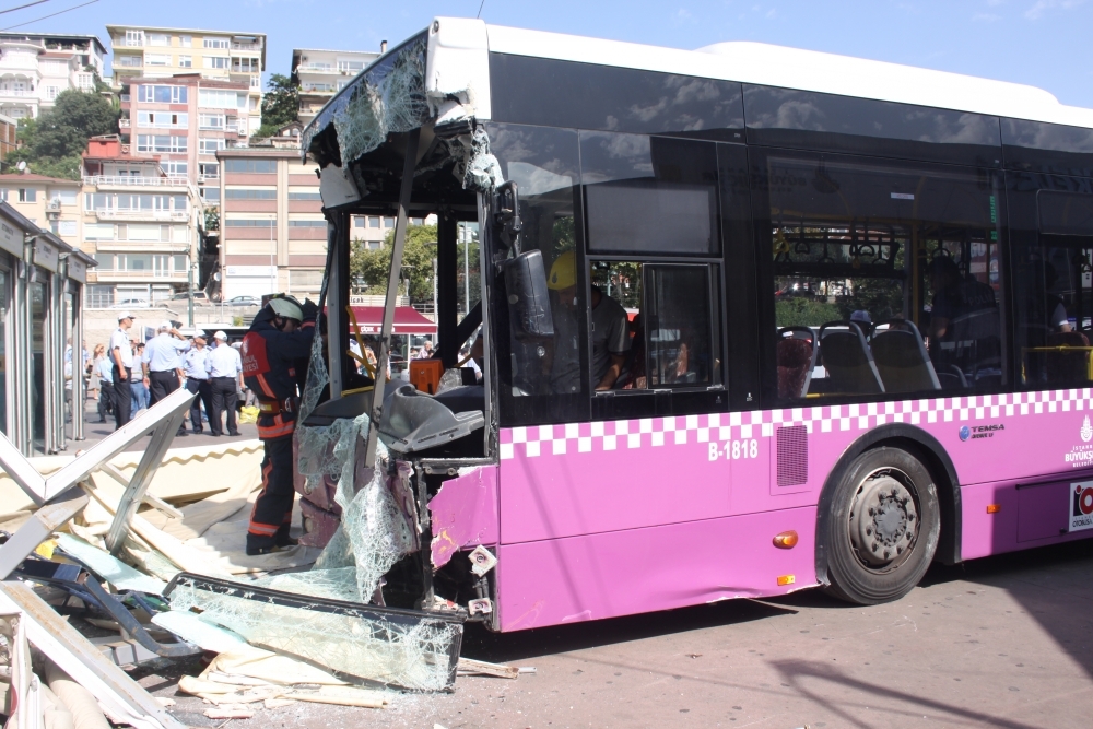 Kabataş İskelesinde otobüs faciası: 30 yaralı galerisi resim 1