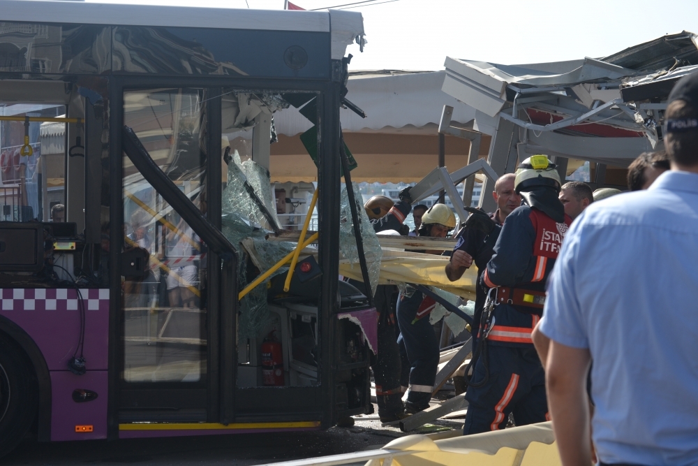 Kabataş İskelesinde otobüs faciası: 30 yaralı galerisi resim 7