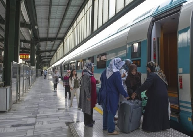 Çok yüksek hızlı tren setlerinin ilki seferine başladı galerisi resim 8