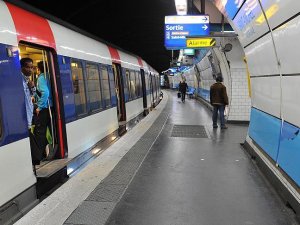 Paris metrosu sular altında