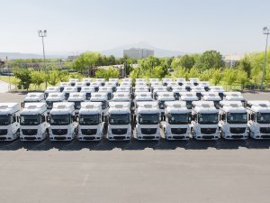 Mercedes-Benz Türk’ten Akkoç Lojistik filosuna 50 adet Actros çekici
