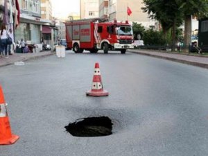 Fatih’te yol çöktü, cadde trafiğe kapatıldı