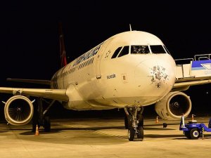 Kokpit camı çatlayan uçak Çanakkale'ye acil iniş yaptı