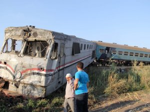 Mısır'da tren kazası: 49 ölü
