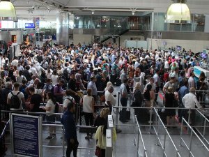 Atatürk Havalimanı'nda yolcu yoğunluğu yaşanıyor
