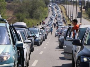 Sınır kapılarında kuyruklar uzadı