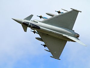 Katar ile İngiltere arasında Typhoon savaş uçağı anlaşması