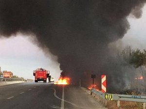 Bursa'da kamyonla çarpışan iki otomobil alev aldı: 2 ölü, 1 yaralı