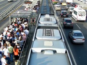 Metrobüs yolunda kaza: 1 yaralı