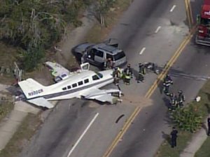 Caddeye inen Cessna 402B otomobile böyle çarptı