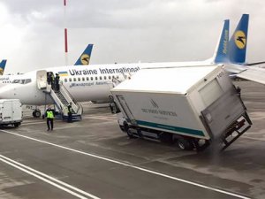 Ukrayna Havayolları uçağı ikram aracına çarptı
