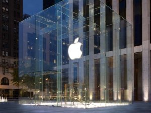 Apple'ın piyasa değeri 900 milyar dolara ulaştı