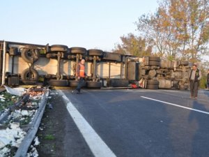 Anadolu Otoyolu'nda TIR devrildi