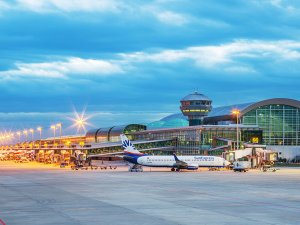 Uçaklar sis nedeniyle Adnan Menderes Havalimanı'na inemedi