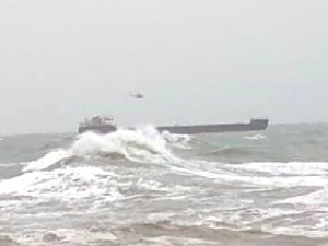 Bartın Limanı'nda sürüklenen geminin mürettebatı kurtarıldı