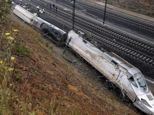 İspanya'da yolcu treni raydan çıktı