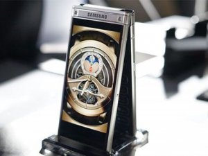 Samsung'un kapaklı amiral gemisi telefonu tanıtıldı