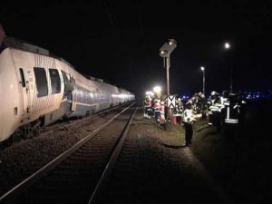 Almanya'da yük treni ile yolcu treni çarpıştı