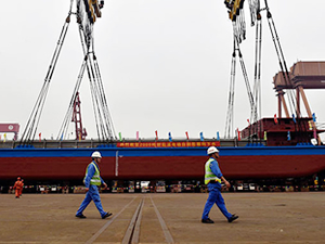 Dünya'nın ilk elektrikli kargo gemisi Çin'de denize indirildi
