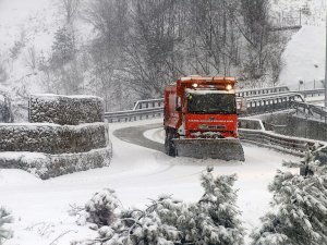 Bolu Dağı'nda yoğun kar yağışı etkisini sürdürüyor