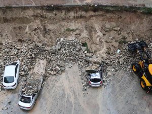 İstinat duvarı araçların üzerine çöktü