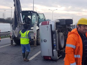 Uçağa yetişmeye çalışan pilot aracıyla takla attı