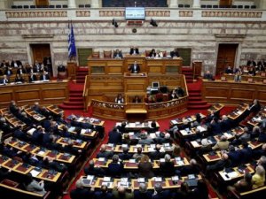 Yunanistan'da yeni kemer sıkma programına onay