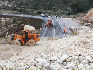 Mersin'de heyelan karayolunu kapattı