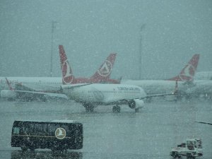 İstanbul'daki kar yağışı hava ulaşımını etkilemedi