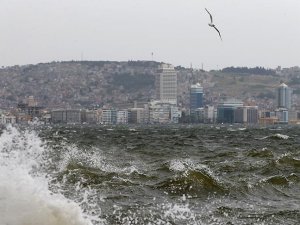 İzmir'de tüm vapur seferleri iptal edildi