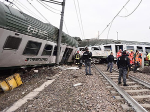 Milano'da yolcu treni raydan çıktı!