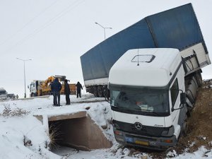 Devrilen TIR nedeniyle Ağrı-İran karayolu bir süre ulaşıma kapandı