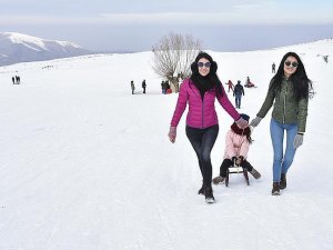 Hazar Gölü kıyısındaki kayak merkezine ilgi artıyor
