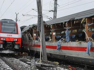 Avusturya'da iki yolcu treni çarpıştı: 1 ölü, 22 yaralı