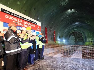 İkinci sürücüsüz metronun tünelleri birleşti