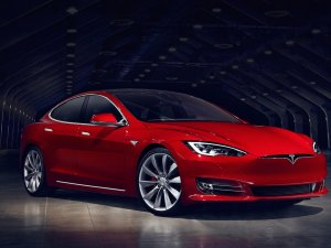 Tesla'ya 'kusurlu otomobil' davası açıldı