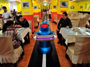 Çin’deki yüksek teknoloji otoyol restoranında robotlar hizmet ediyor