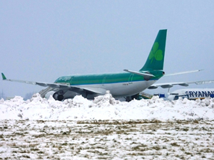 Dublin'de kar yağışı, uçak seferlerini iptal ettirdi