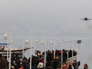 SOLOTÜRK, Burdur'da gösteri uçuşu yaptı