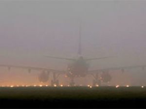 Yoğun sis havaalanını felç etti