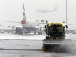 Heathrow Havalimanı'nda kar nedeniyle uçuşlar iptal edildi
