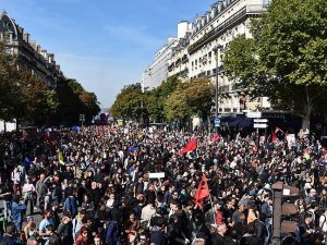 Fransa'da grev ulaşımı etkileyecek