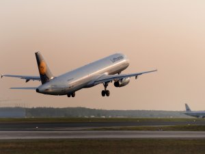 Lufthansa, İzmir-Münih uçuşlarına yeniden başladı