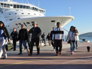 Sezonun ilk kruvaziyeri Kuşadası'na geldi