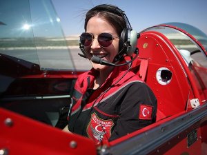 Akrobasinin kadın pilotu hemcinslerinin gözünü gökyüzüne çevirdi