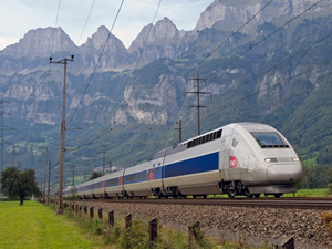 Fransa'da grev nedeniyle tren seferlerinin yarısı iptal edildi